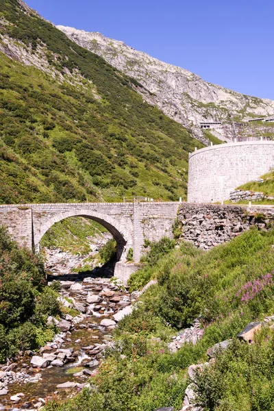 Παλιό δρόμο που οδηγεί στο St. Gotthard pass — Φωτογραφία Αρχείου