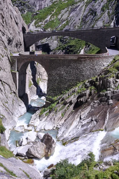 在瑞士阿尔卑斯山圣哥达隧道通过魔鬼桥 — 图库照片