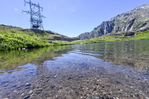 Jezero v průsmyku Gotthard — Stock fotografie