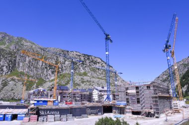 İnşaat alanında, İsviçre Alpleri üzerinde Andermatt Vinçler ile