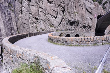 St. Gotthard pass İsviçre Alpleri üzerinde şeytanın Köprüsü