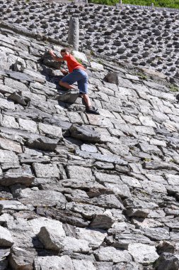 Eski yolda tırmanma çocuk
