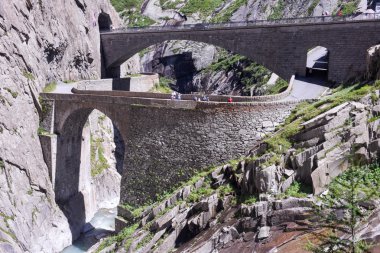 St. Gotthard pass İsviçre Alpleri üzerinde şeytanın Köprüsü