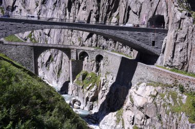 St. Gotthard pass İsviçre Alpleri üzerinde şeytanın Köprüsü
