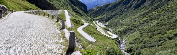 Viejo camino que conduce al paso de San Gotardo — Foto de Stock