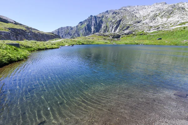 Jezero v průsmyku Gotthard — Stock fotografie