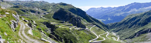 Gamla vägen som leder till St. Gotthard pass — Stockfoto