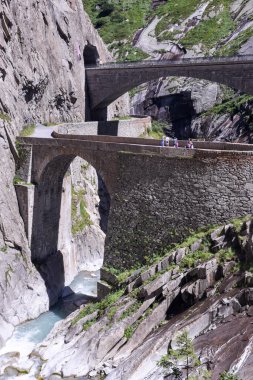 St. Gotthard pass İsviçre Alpleri üzerinde şeytanın Köprüsü