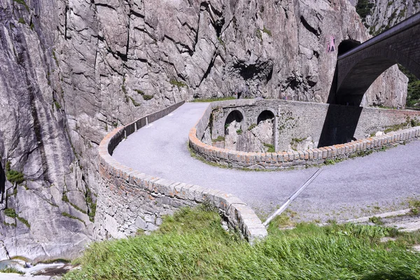 Ponte do diabo em St. Gotthard passar sobre os alpes suíços — Fotografia de Stock