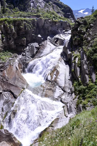 Rzeki w pobliżu diabelski most w St. Gotthard przekazać — Zdjęcie stockowe