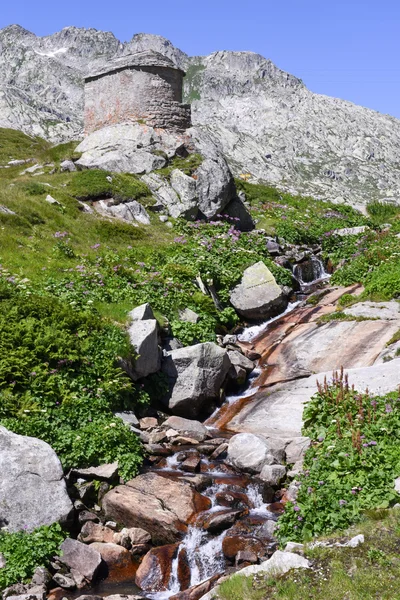 Landschap met een rivier aan de St.-Gotthardpas — Stockfoto