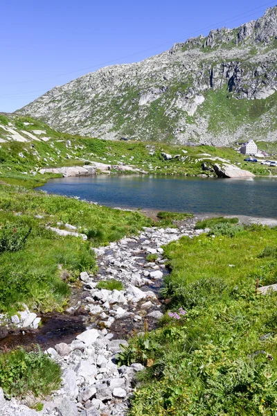 Sjön vid Gotthard pass — Stockfoto