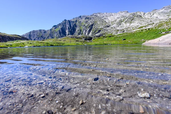 Sjön vid Gotthard pass — Stockfoto