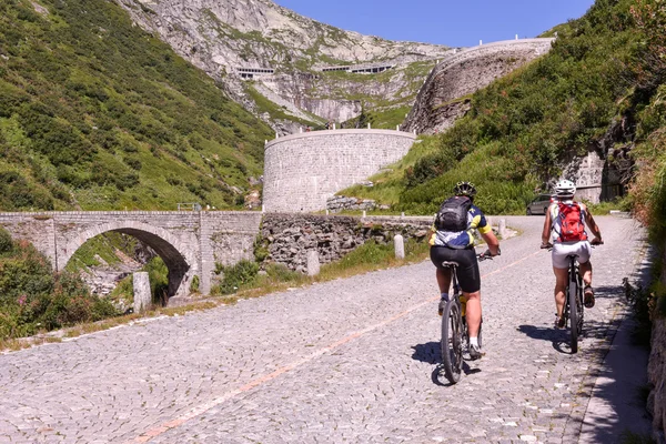 Vecchia strada che conduce al passo del San Gottardo — Foto Stock