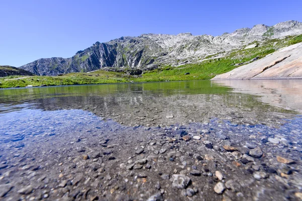 Lake op Gotthardpas — Stockfoto