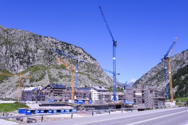 İnşaat alanında, İsviçre Alpleri üzerinde Andermatt Vinçler ile