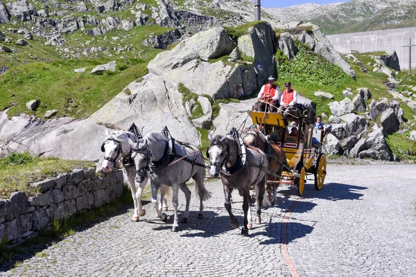 Carruaje de caballos en el paso de San Gotardo, Suiza —  Fotos de Stock