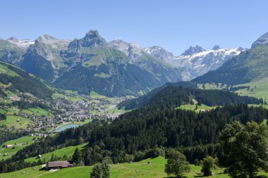 Engelberg üzerinde dağ manzarası