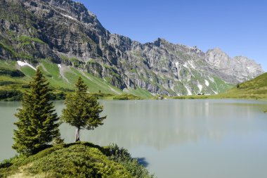 Lake Truebsee üzerinden Engelberg, İsviçre