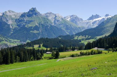 Engelberg üzerinde dağ manzarası