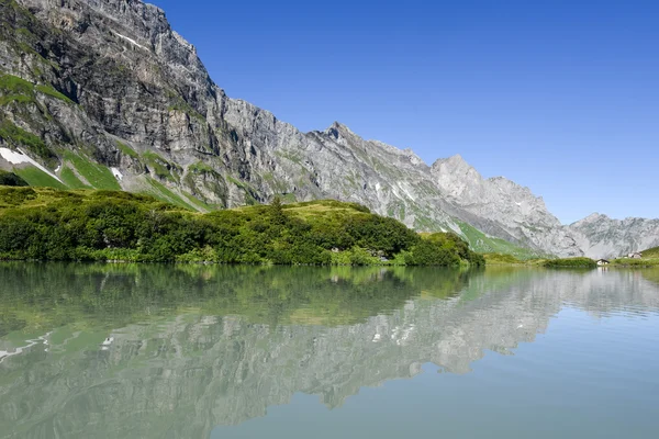Lago Truebsee sobre Engelberg, Suíça — Fotografia de Stock