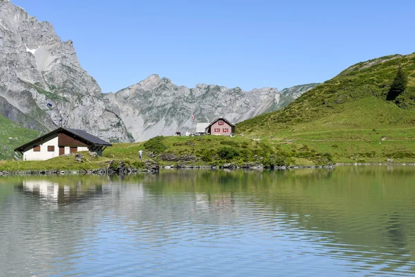 Λίμνη Truebsee κατά τη διάρκεια Engelberg στις Ελβετικές Άλπεις — Φωτογραφία Αρχείου