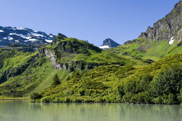 Lago Truebsee sobre Engelberg, Suiza — Foto de Stock