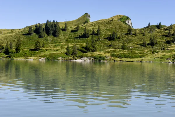 Sjön Truebsee över Engelberg, Schweiz — Stockfoto