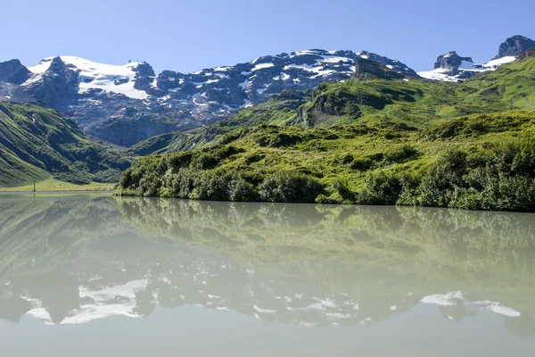 Truebsee jezero a hory Titlis nad Engelberg, Švýcarsko — Stock fotografie
