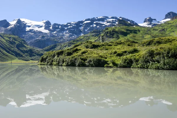 Λίμνη Truebsee και βουνό Titlis πάνω Ένγκελμπεργκ, Ελβετία — Φωτογραφία Αρχείου