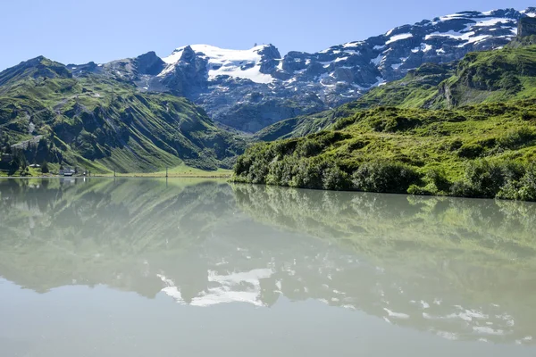 Lake Truebsee en mount Titlis over Engelberg, Zwitserland — Stockfoto