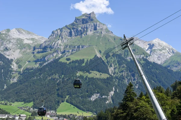 Cableway sobre Engelberg em alpes suíços — Fotografia de Stock