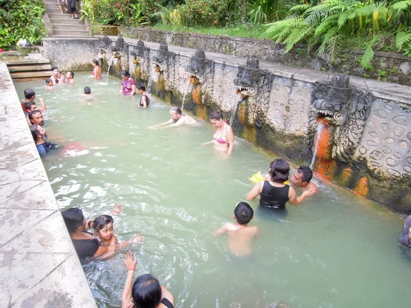 Persone sotto i getti d'acqua a Bali — Foto Stock
