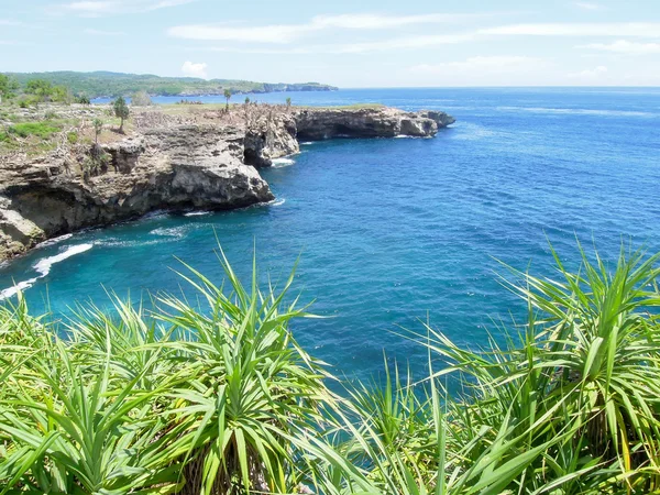 Côte tropicale de l'île de Lembongan — Photo