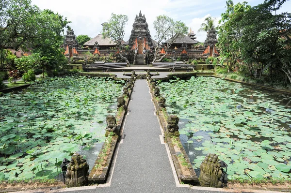 Lotus étang et Pura Saraswati temple — Photo