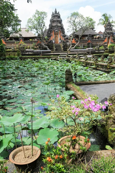 Laghetto di loto e tempio di Pura Saraswati — Foto Stock