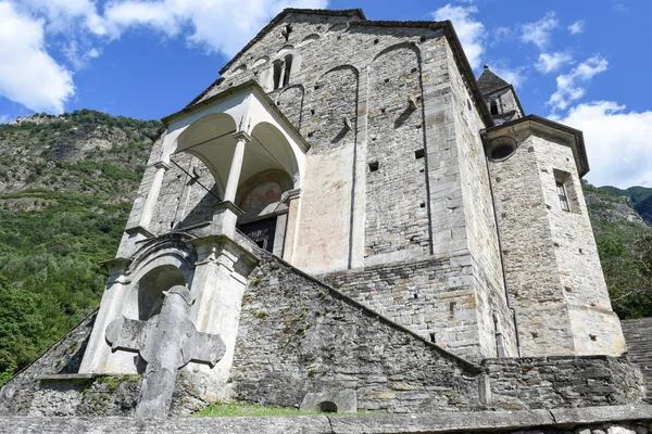 St Peter och Paul-kyrkan i Biasca, Schweiz — Stockfoto