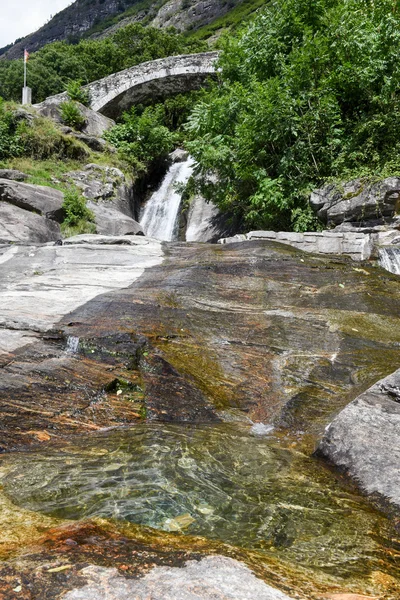 Santa Petronilla watervallen met Romeinse brug in Biasca — Stockfoto