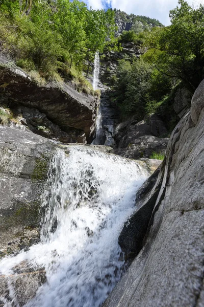 Santa Petronilla vattenfall på Biasca på Cantone Ticino — Stockfoto