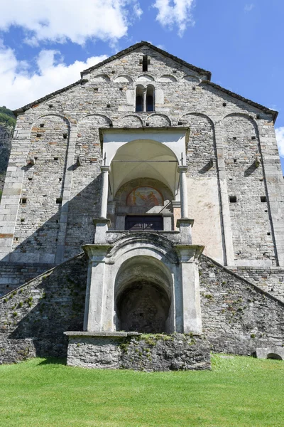 Iglesia de San Pedro y San Pablo en Biasca, Suiza — Foto de Stock