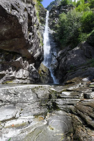 Santa Petronilla wodospady w Biasca na Cantone Ticino — Zdjęcie stockowe