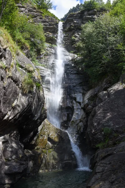 Santa-Petronilla-Wasserfälle bei Biasca am Cantone Ticino — Stockfoto