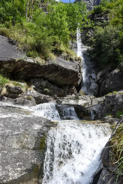 Santa Petronilla watervallen bij Biasca op Cantone Ticino — Stockfoto