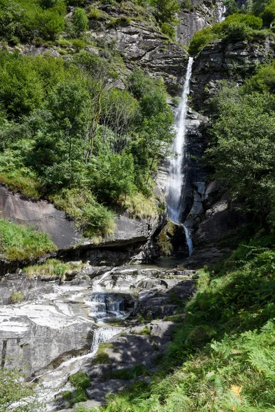 Santa Petronilla watervallen bij Biasca op Cantone Ticino — Stockfoto