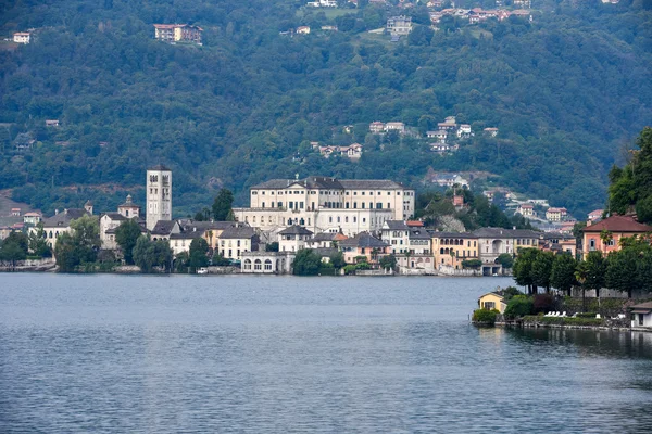 Uitzicht op het eiland San Giulio in het meer van Orta — Stockfoto