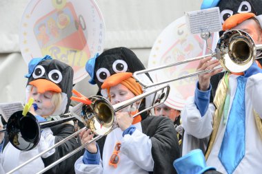 Tesserete İsviçre üzerinde karnavalında insanlar