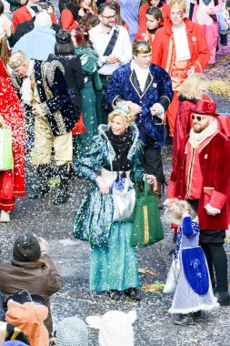 Tesserete İsviçre üzerinde karnavalında insanlar