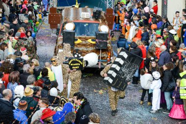 Tesserete İsviçre üzerinde karnavalında insanlar