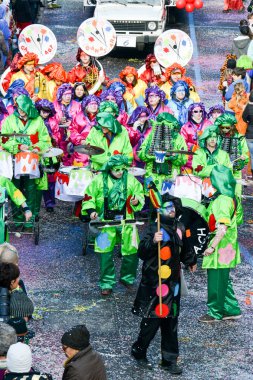 Tesserete İsviçre üzerinde karnavalında insanlar