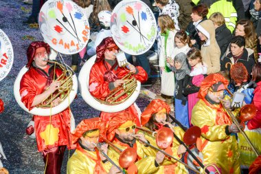 Tesserete İsviçre üzerinde karnavalında insanlar